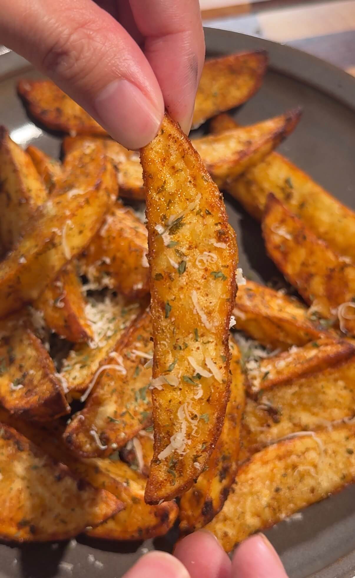 Air Fryer Potato Wedges With Garlic, Paprika, and Crispy Edges